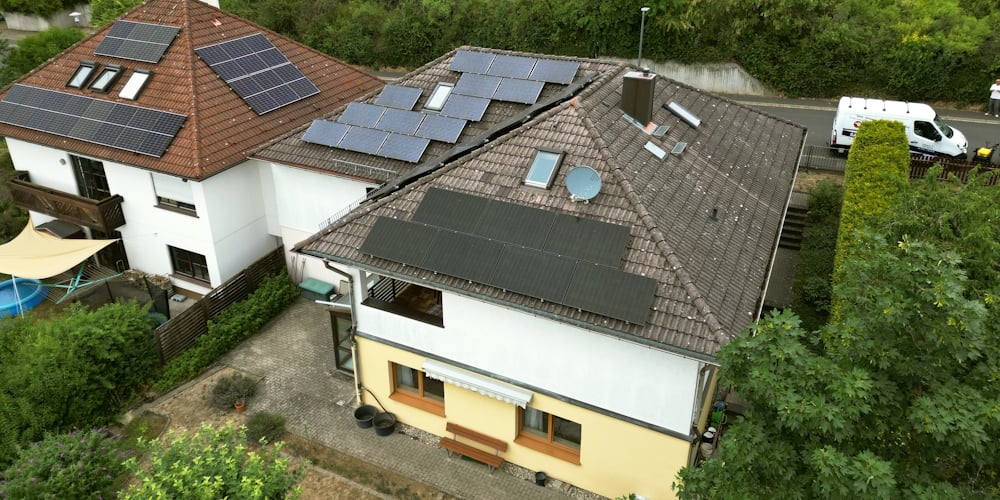 Haus aus der Vogelperspektive mit PV-Modulen
