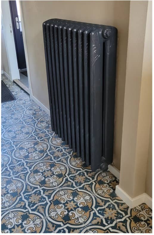 Der antike Gussradiator des Schulgebäudes im nostalgischen Flur hat heute Schauwert