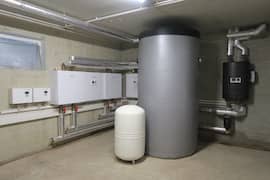 der 1.000 Liter fassende Pufferspeicher