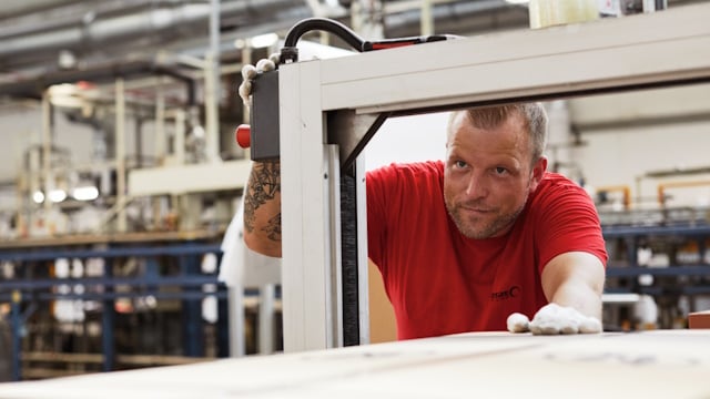Mitarbeiter der August Brötje GmbH prüft die Qualität eines Produktes