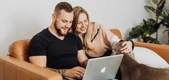 couple-sur-tablette-salon