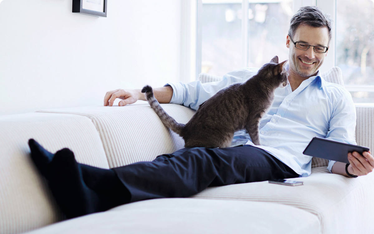 homme-dans-canape-avec-chat