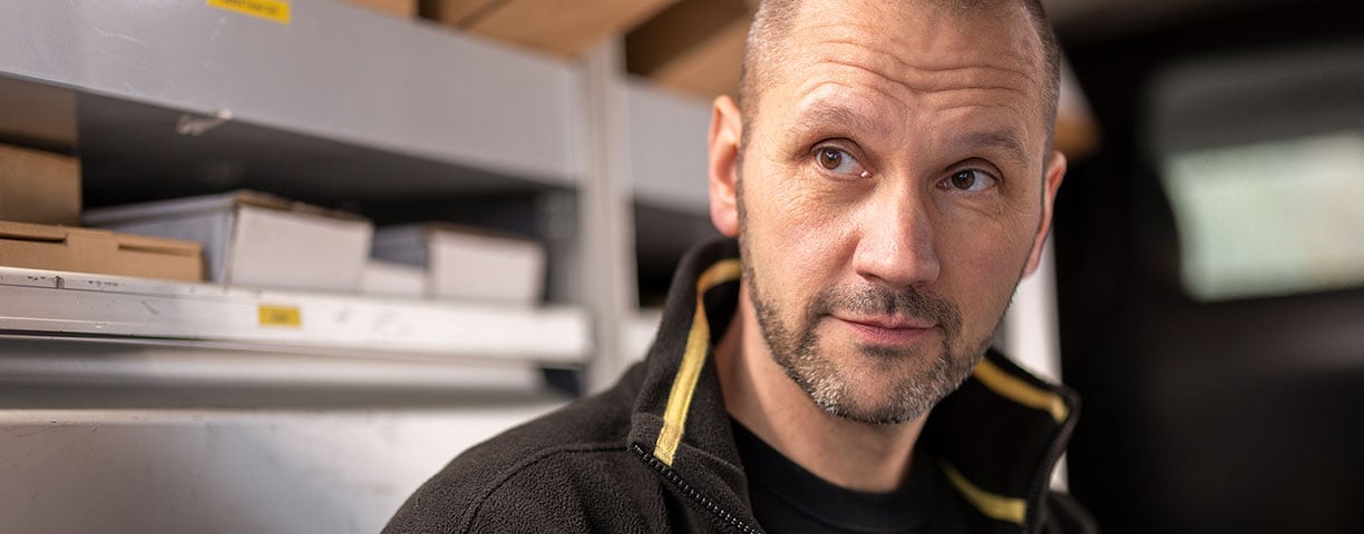 Servicetechniker im Fahrzeug