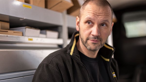 Servicetechniker im Fahrzeug