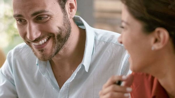 Glückliches Paar sitzt nebeneinander