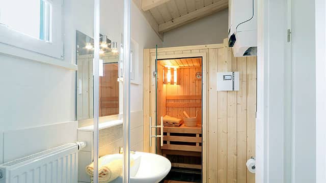 Innenansicht Bad mit Sauna im Ferienhausdorf Thale - Remeha Referenz.