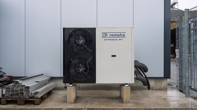 Wärmepumpe Remeha Effenca MT vor Gewerbehalle