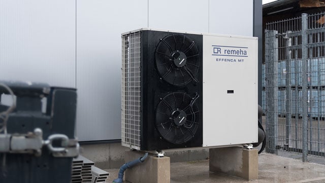 Wärmepumpe Remeha Effenca MT vor Gewerbehalle