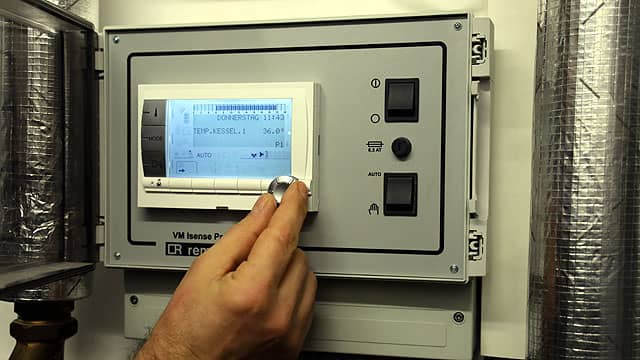 Display der Remeha Gas Absorptionswärmepumpe - Referenz MFH Mülheim.