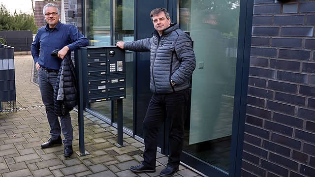 Remeha Aussendienst und Fachpartner vor MFH in Mülheim - Referenz für Gas Absorptionswärmepumpe.
