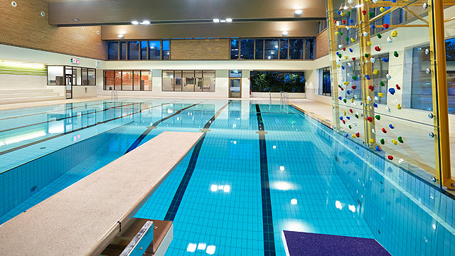 Schwimmbecken mit Sprungbrett im Delfinoh Hallenbad Nordhorn - Referenz Remeha.