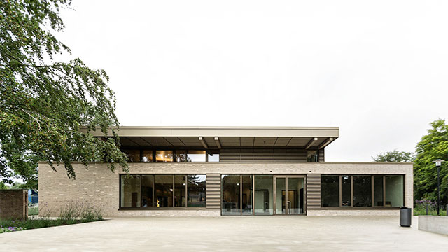 Gebäude und Haupteingang Delfinoh Hallendbad Nordhorn - Remeha Referenz