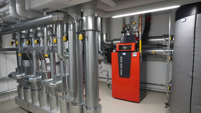 Gas-Brennwertkessel Remeha Gas 220 Ace im Heizungsraum