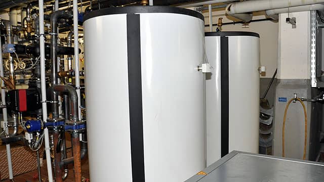 Warmwasserspeicher im Technikraum im Krankenhaus Damme - Remeha Referenz