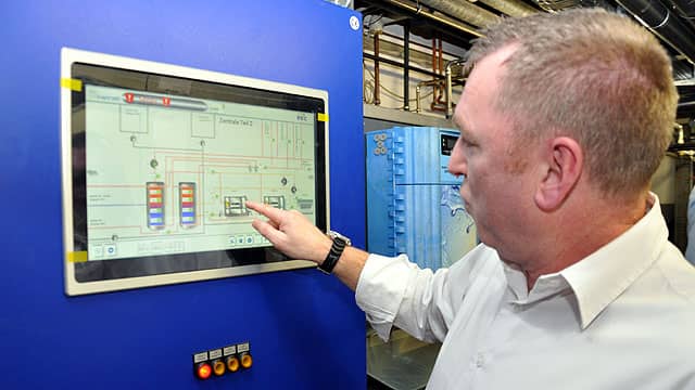 Techniker bedient Heizungsanlage über Display im Krankenhaus Damme - Remeha Referenz