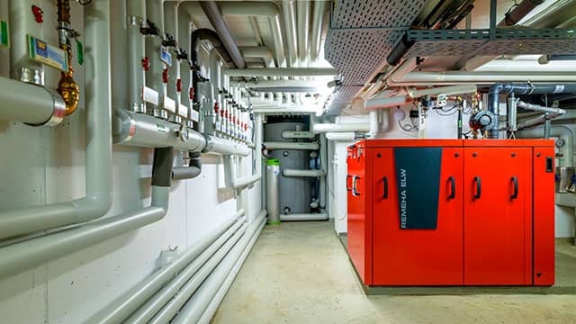 Technikraum Landhaus Haake mit Remeha Blockheizkraftwerk ELW - Referenz Remeha