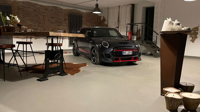 Ein Auto, das in eine Halle steht