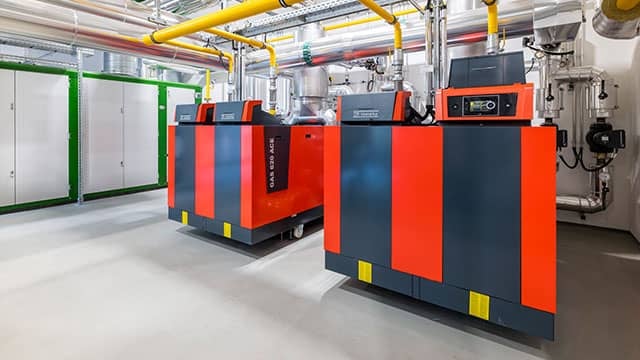 Wärmezentrale mit Gaskesseln Technikraum - Remeha Referenz Neustadt in Holstein