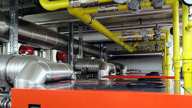 Heiztechnikraum Innenansicht in der Nahwärmesiedlung Kielort - Referenz Remeha