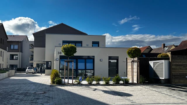 Pflegezentrum St. Georg in Steinheim am Albuch, Außenansicht mit Remeha Wärmepumpe