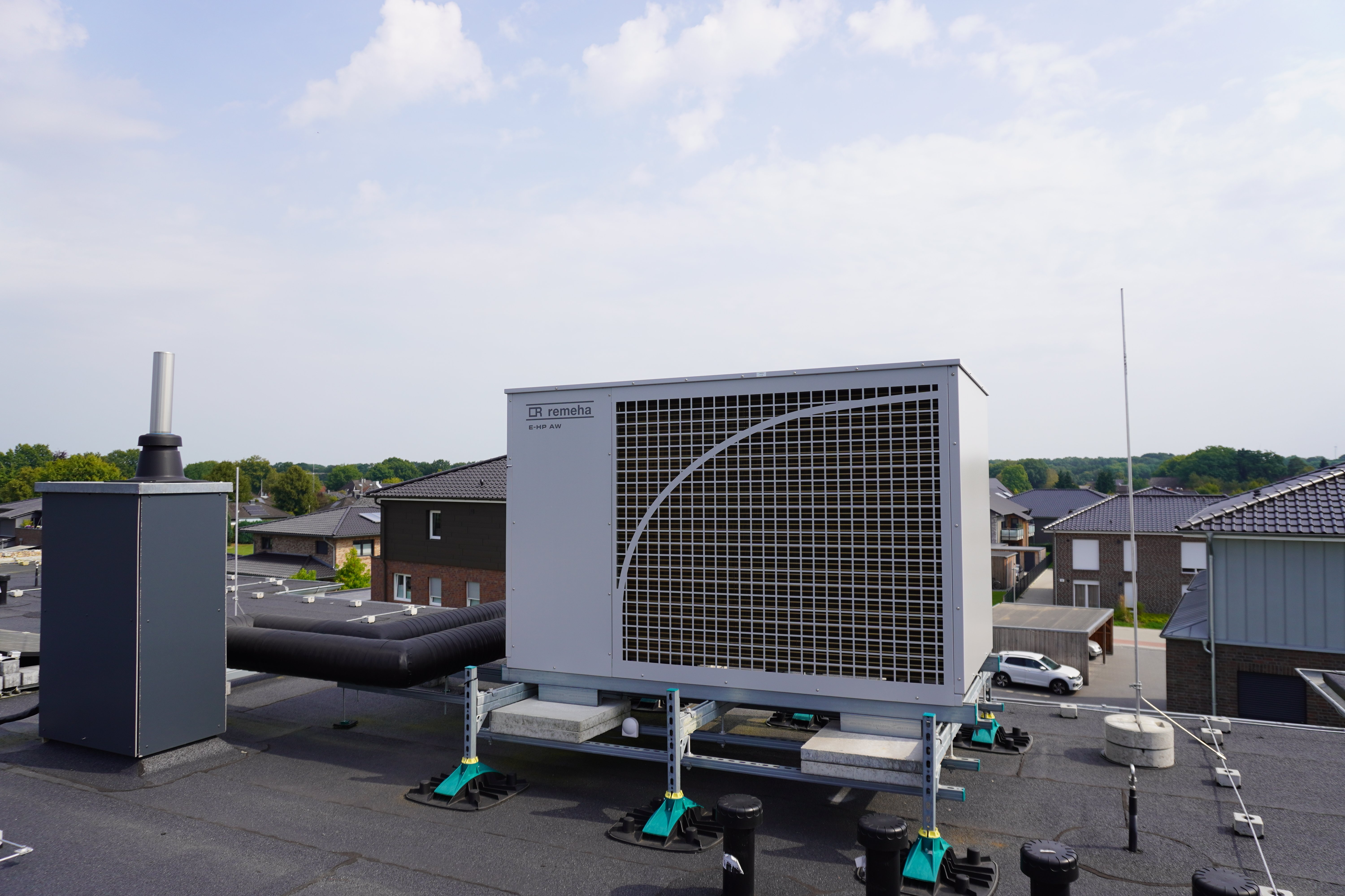 Wärmepumpe E-HP AW auf Dach