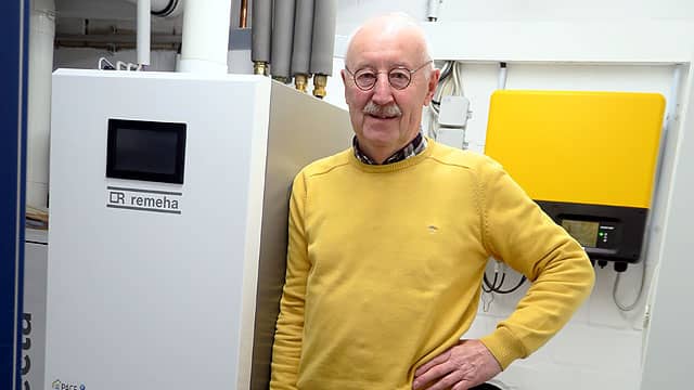 Hausbesitzer vor der Remeha Brennstoffzellenheizung eLecta - Referenz Doppelhaus Remeha