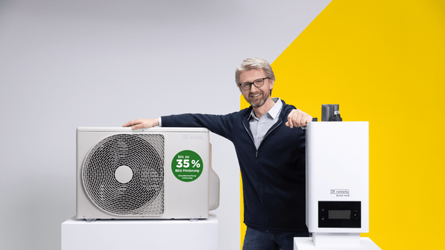 Mann präsentiert Split-Wärmepumpe Elga Ace