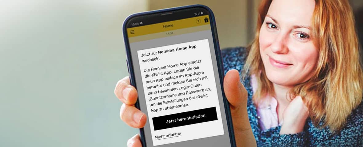 Eine Frau zeigt die Remeha Home App auf dem Handy.