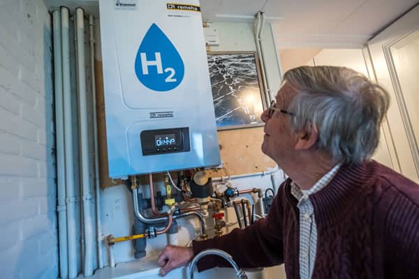 Kunde vor Remeha untersucht einen Wasserstoffkessel