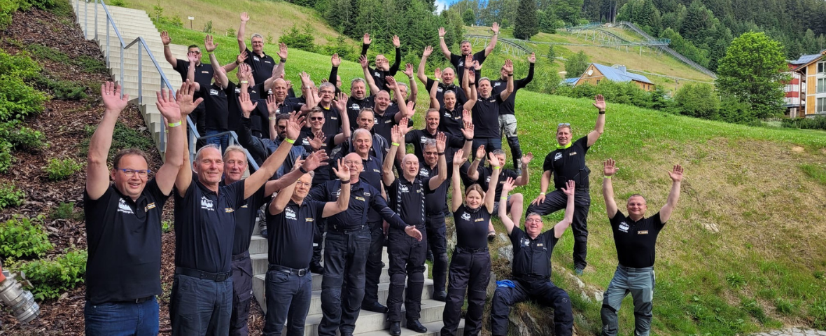 Gruppenbild Motorradtour mit Armen in der Luft