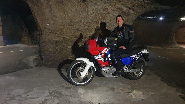 Leiter Vertrieb Region West André Pfeiffer auf dem Motorrad in der Motorradhöhle