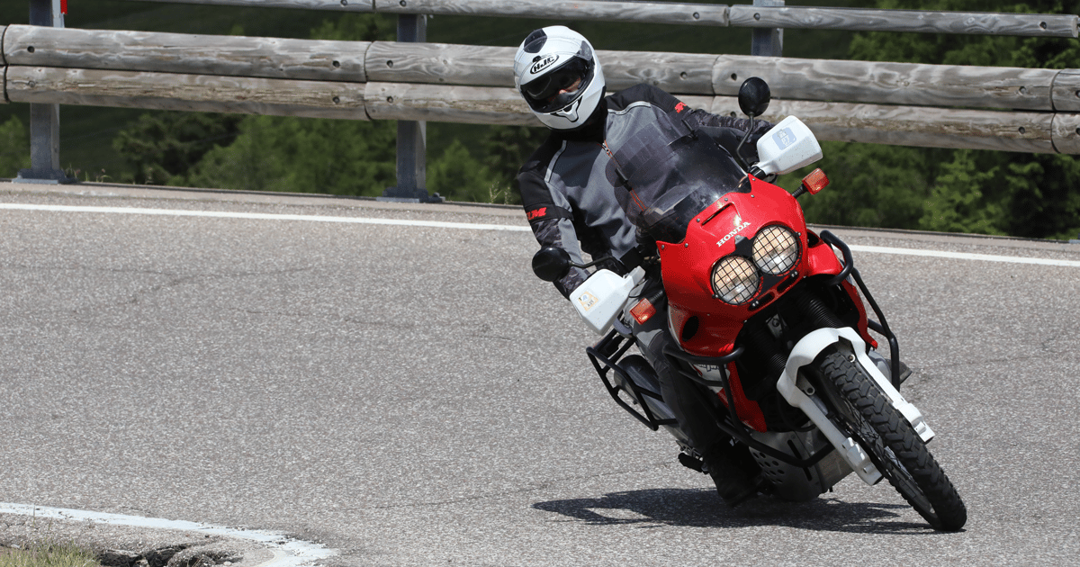 Motorradfahrer auf Motorrad