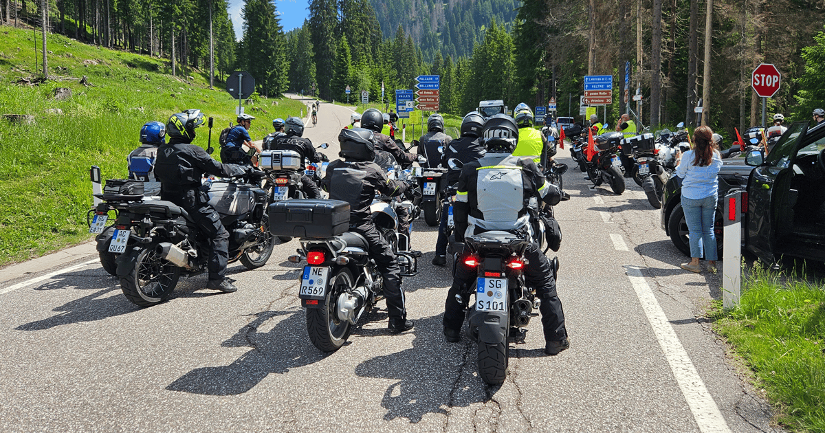 Gruppenfoto auf Motorrädern Remeha Motorradtour 2026