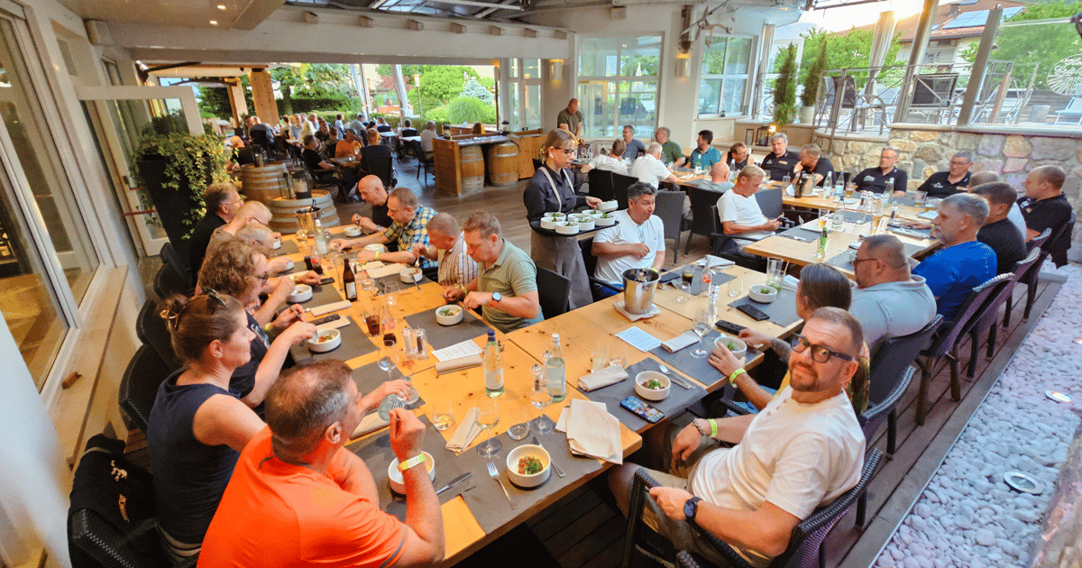 Gruppenfoto beim Essen Remeha Motorradtour
