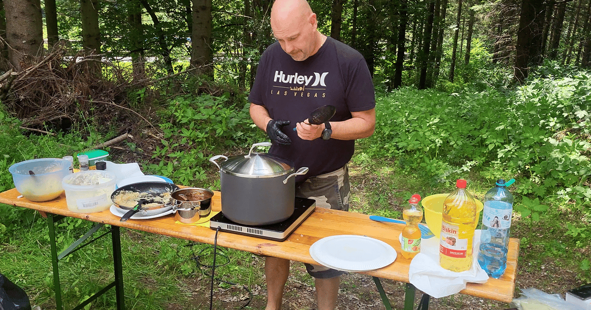 Remeha-Kollege bereitet Essen unterwegs zu