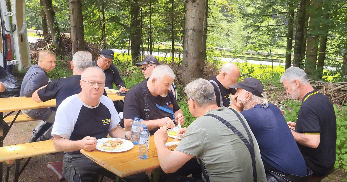 Gruppenfoto bei Rast während der Remeha Motorradtour 2026