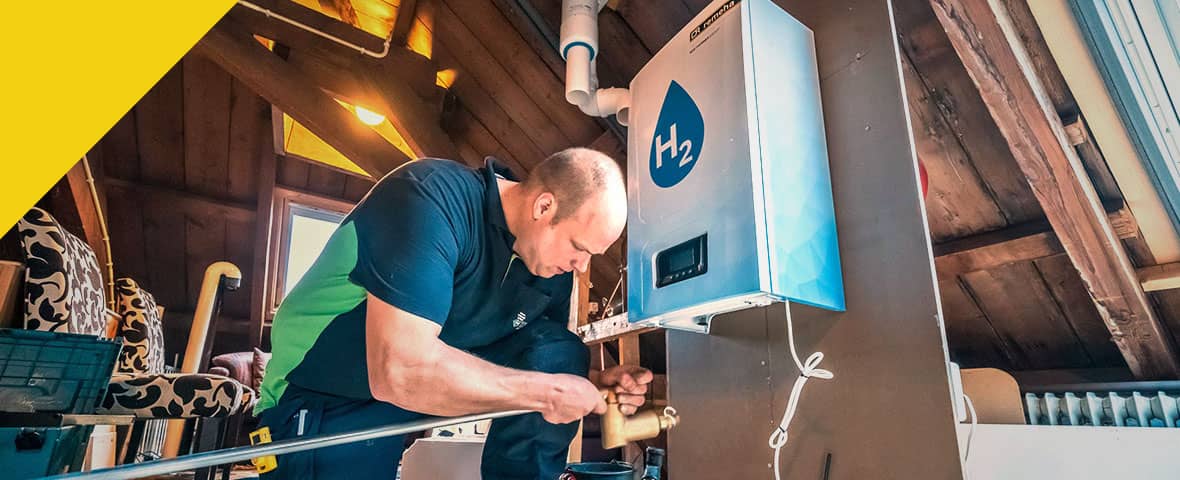 Techniker am Remeha Wasserstoffkessel