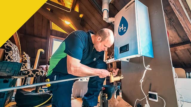 Techniker am Remeha Wasserstoffkessel