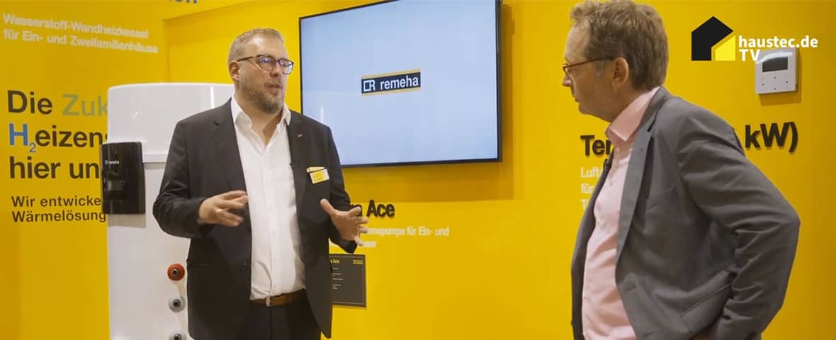 Peter Kiewardt von Remeha erklärt alle technischen Features der Wärmepumpe Tensio C auf der Messe SHK in Essen.