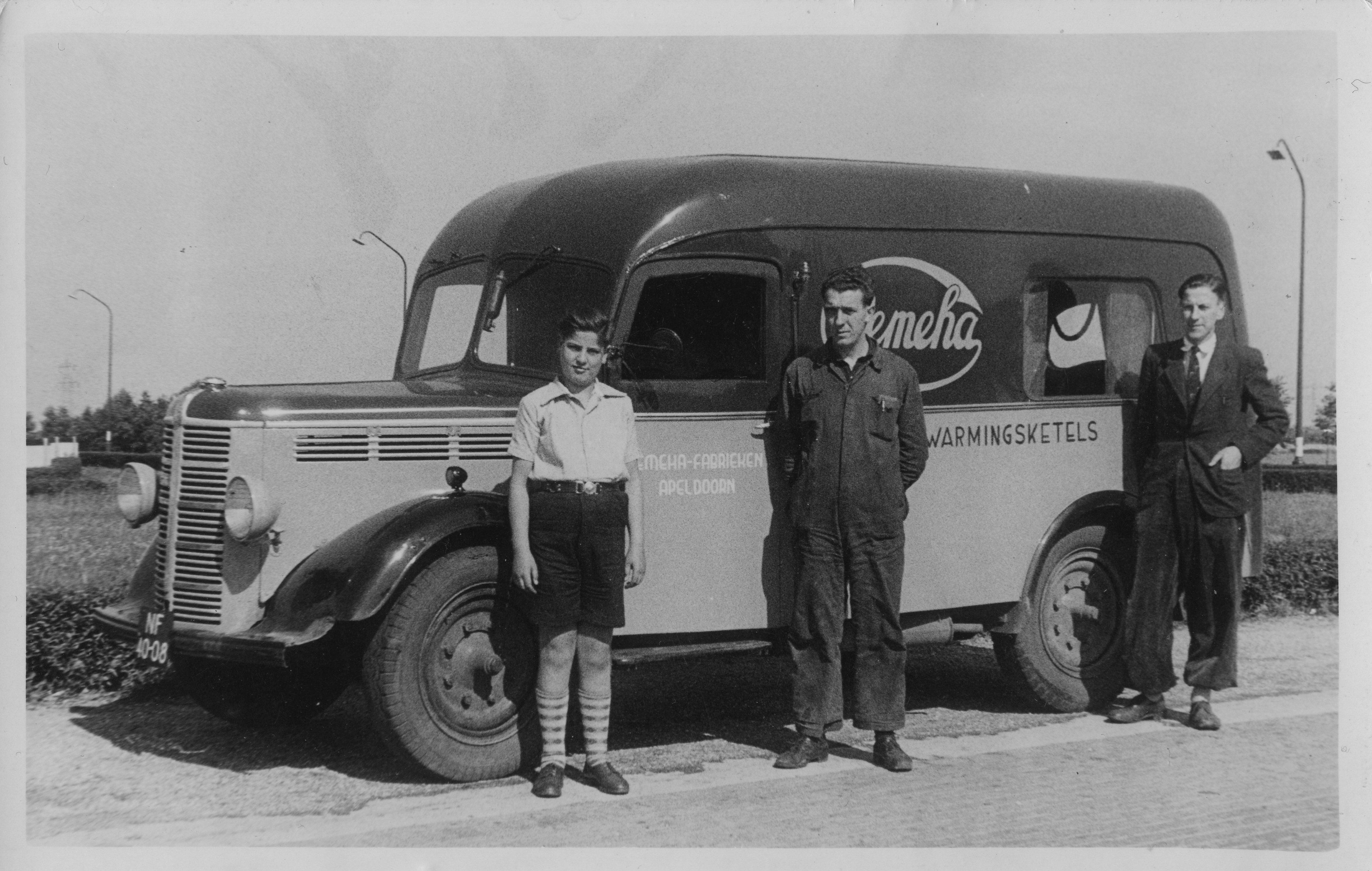 Schwarzweiß Foto mit altem Remeha Lieferwagen
