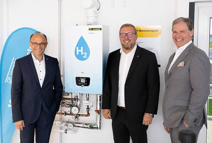 Franz Killinger, Peter Kieward, Heinz-Werner Schmitt mit Remeha Wasserstoffkessel