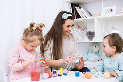 Foto de mamá haciendo manualidades con sus hijas