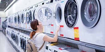 Mujer comprando electrodomésticos nuevos