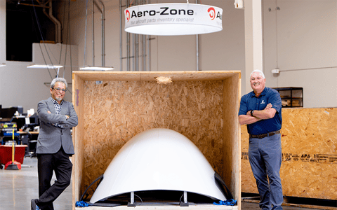 El fundador de Aero-Zone Alfredo Dreyfus y el asesor del BOK, Mike Carney con la pieza frontal de un avión.