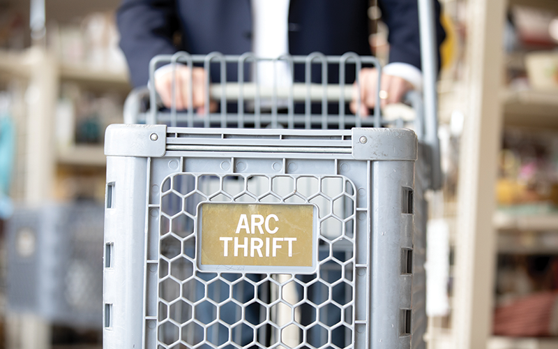 Carrito de compras con logo de arc Thrift Stores.