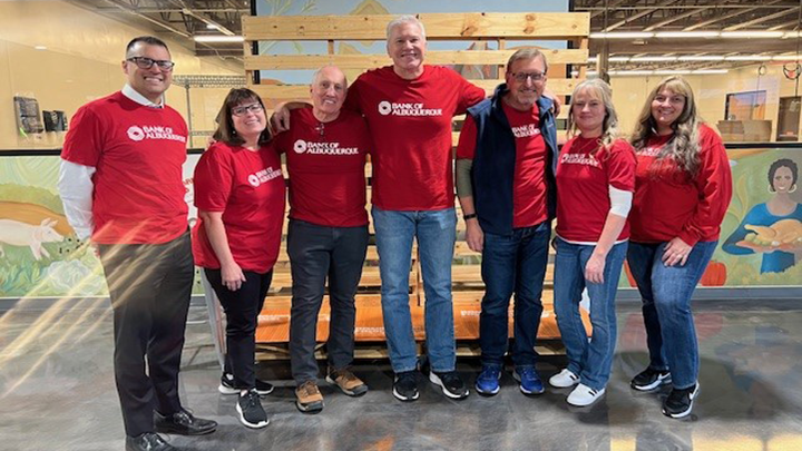 Voluntarios del Banco de Alimentos Roadrunner de Bank of Albuquerque.