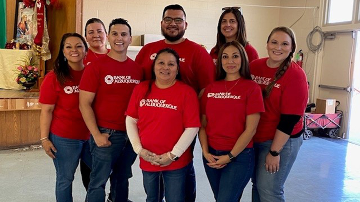 Grupo de voluntarios de Bank of Albuquerque.