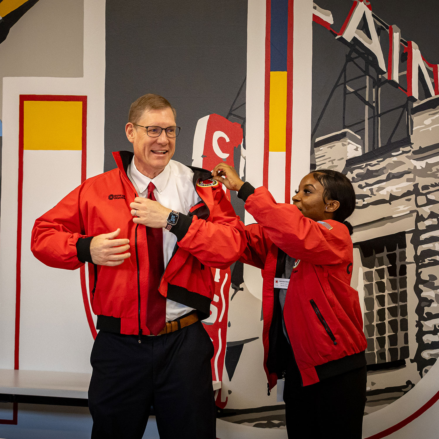 La presidenta de BOK Financial, Stacy Kymes, recibe una chaqueta en el evento BOKF City Year en 2024.