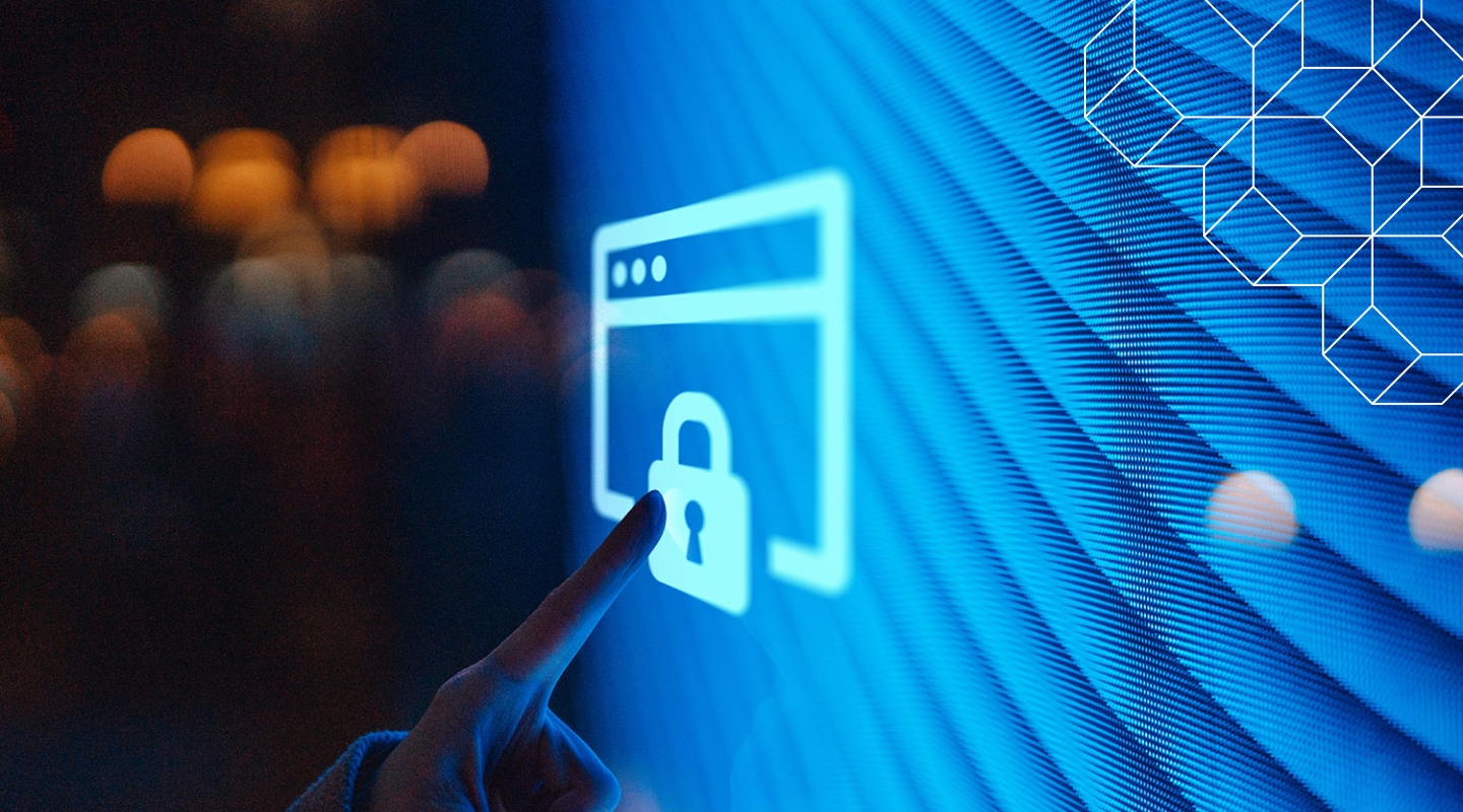 Persona tocando una pantalla digital que muestra un candado