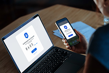 Persona que utiliza la autenticación multifactor por seguridad